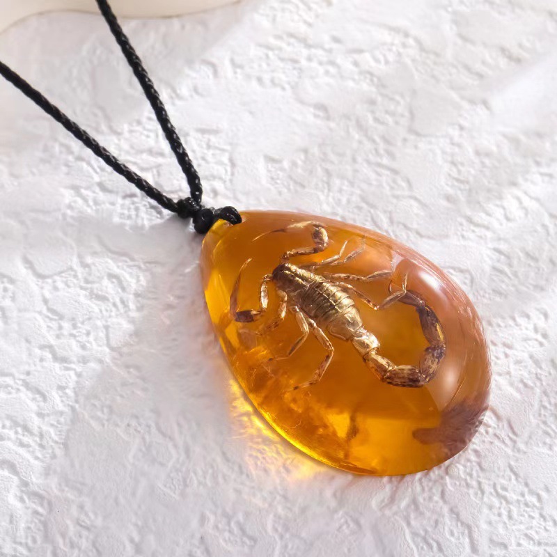 Collier pendentif en ambre rét - Resin Art Necklace avis et prix