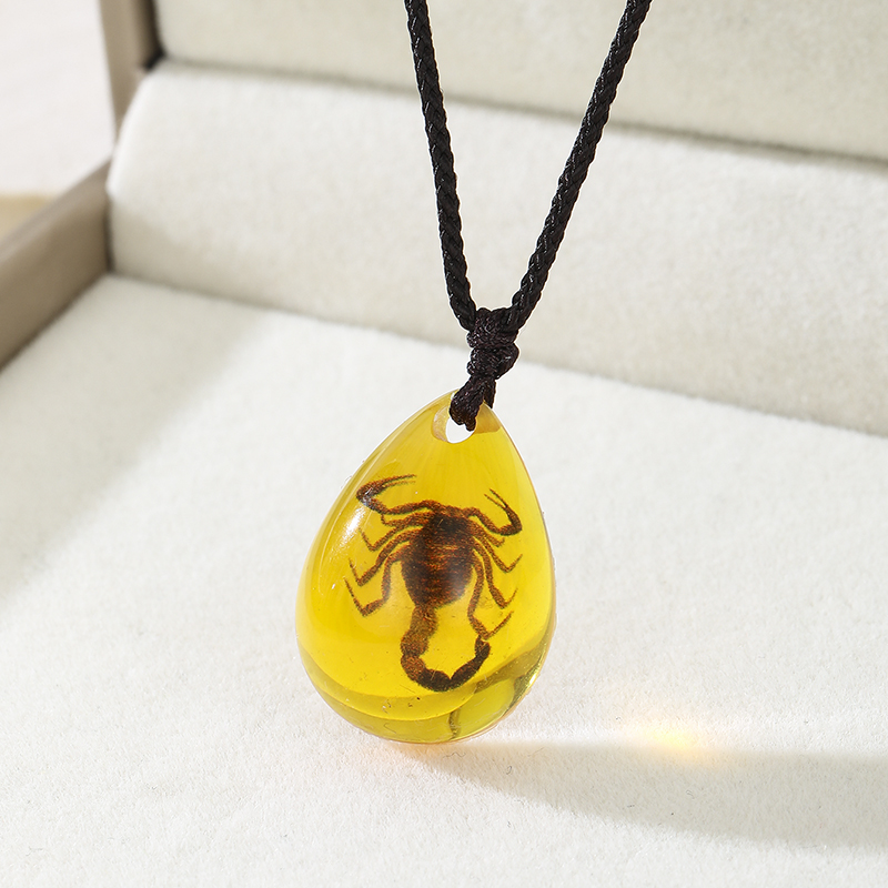 Collier pendentif en ambre rét - Resin Art Necklace avis et prix