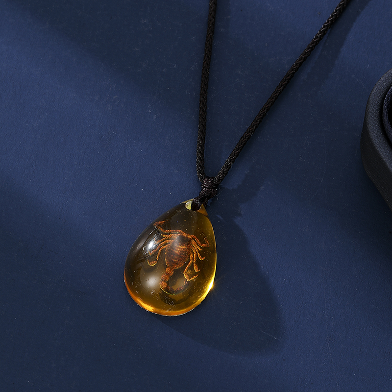 Collier pendentif en ambre rét - Resin Art Necklace avis et prix